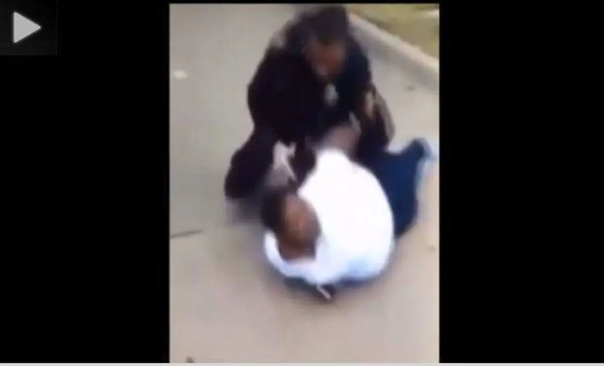 پلیس آمریکایی از خجالت مادر سیاه پوست درآمد +ویدیو