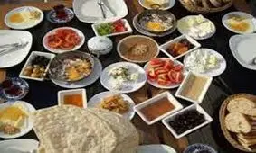 سزاوار است مسلمان هنگام غذا خوردن این دوازده مورد را رعایت کند