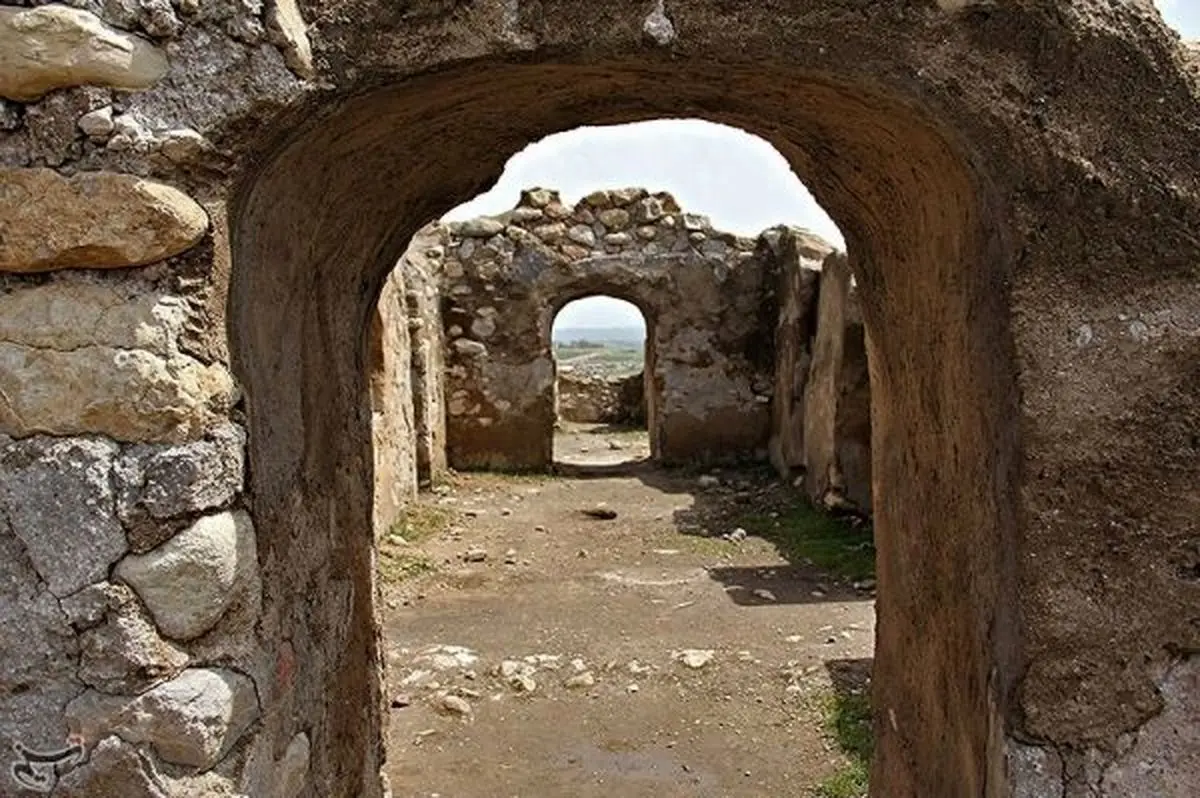 خسارت وارد شده در زلزله به بنای پشت قلعه آبدانان