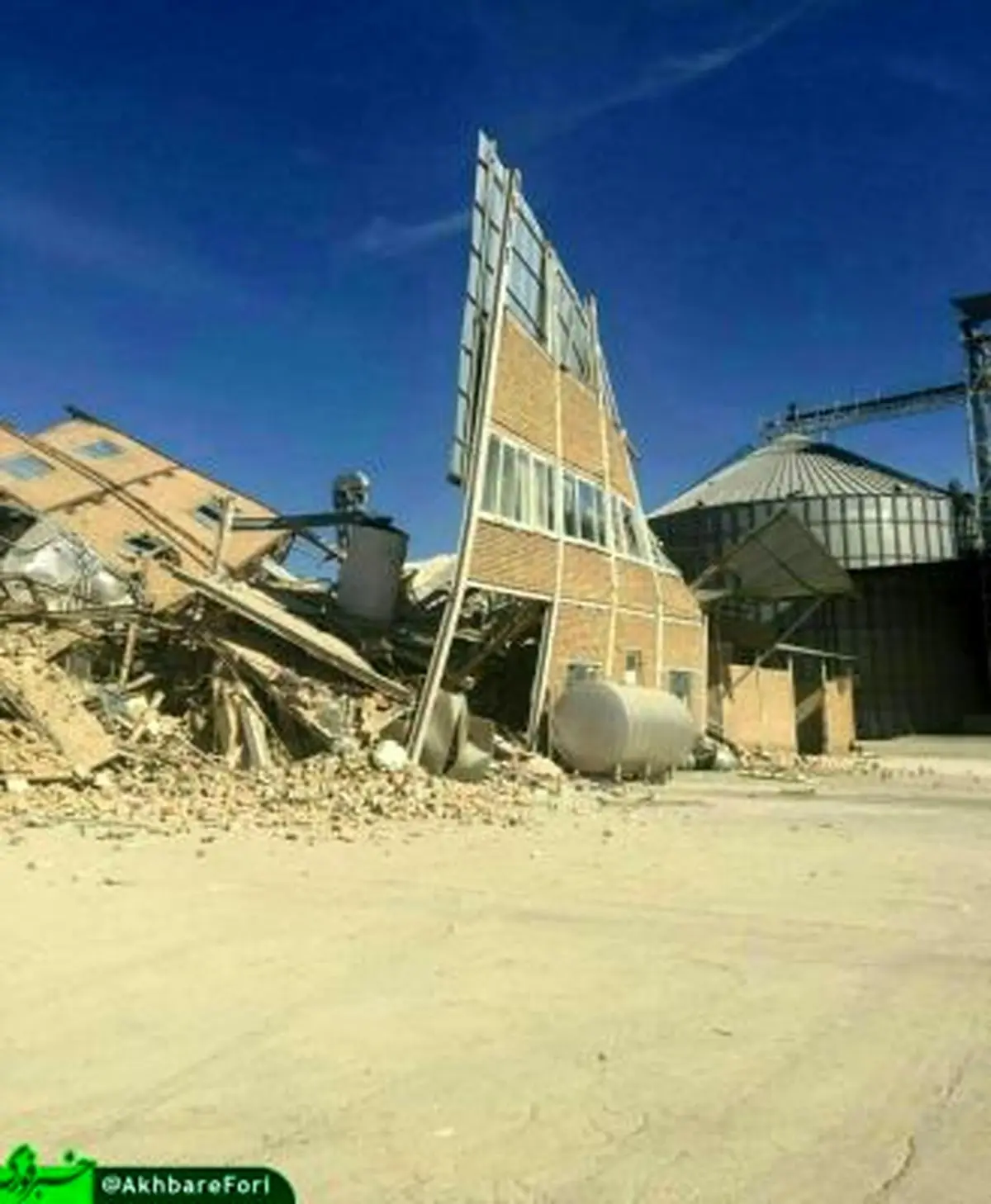 تخریب کارخانه آرد در شهرک صنعتی سرپل ذهاب + تصویر