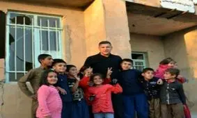 علی دایی در بین زلزله‌زدگان کرمانشاه+عکس