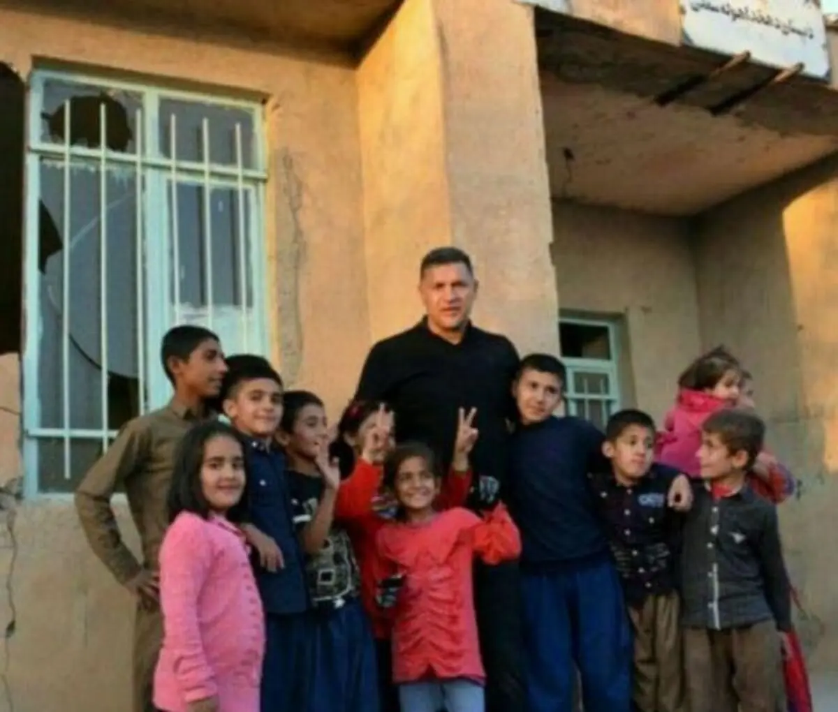 علی دایی در بین زلزله‌زدگان کرمانشاه+عکس