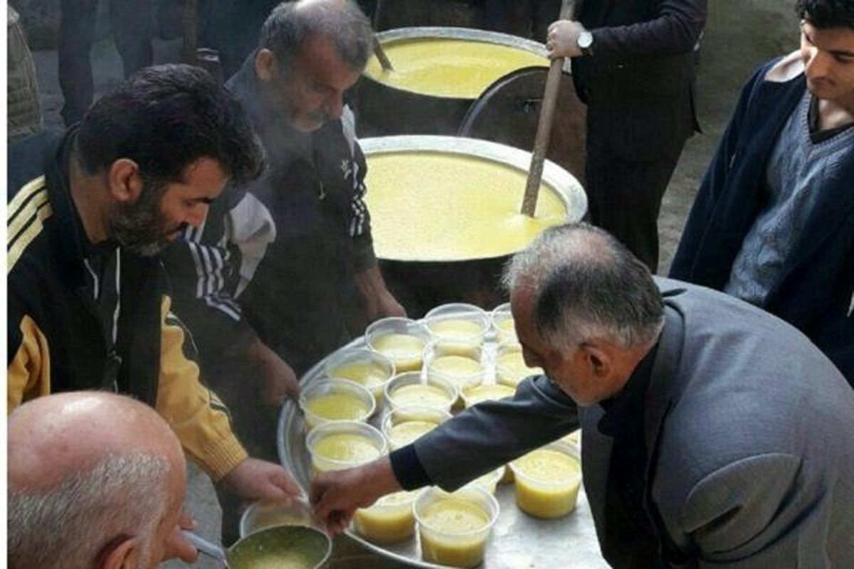 یک و نیم تُن آش نذری در صومعه سرا پخت و توزیع شد