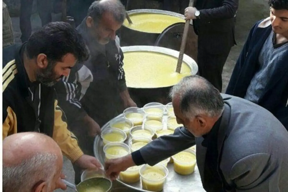 یک و نیم تُن آش نذری در صومعه سرا پخت و توزیع شد