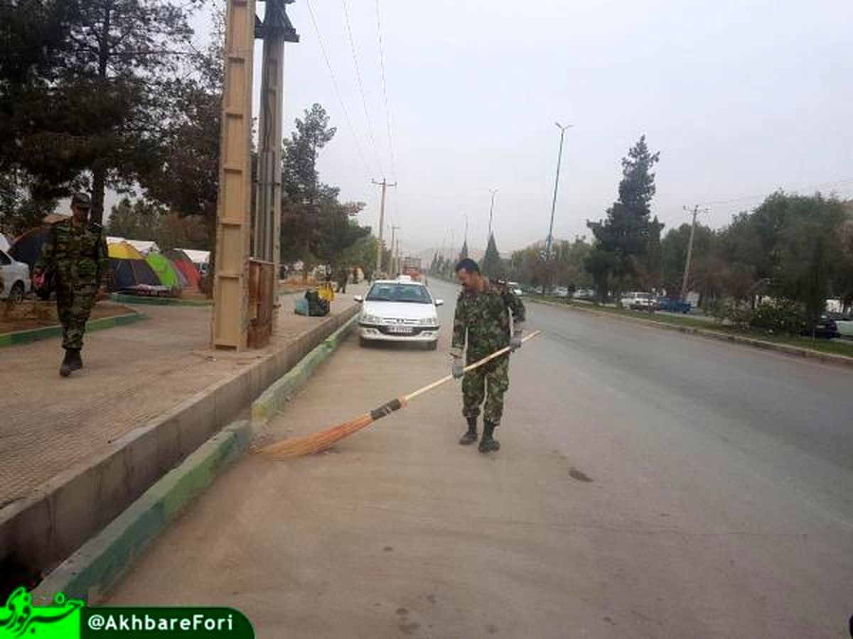 افسران ارتش در حال نظافت مناطق زلزله زده + تصویر