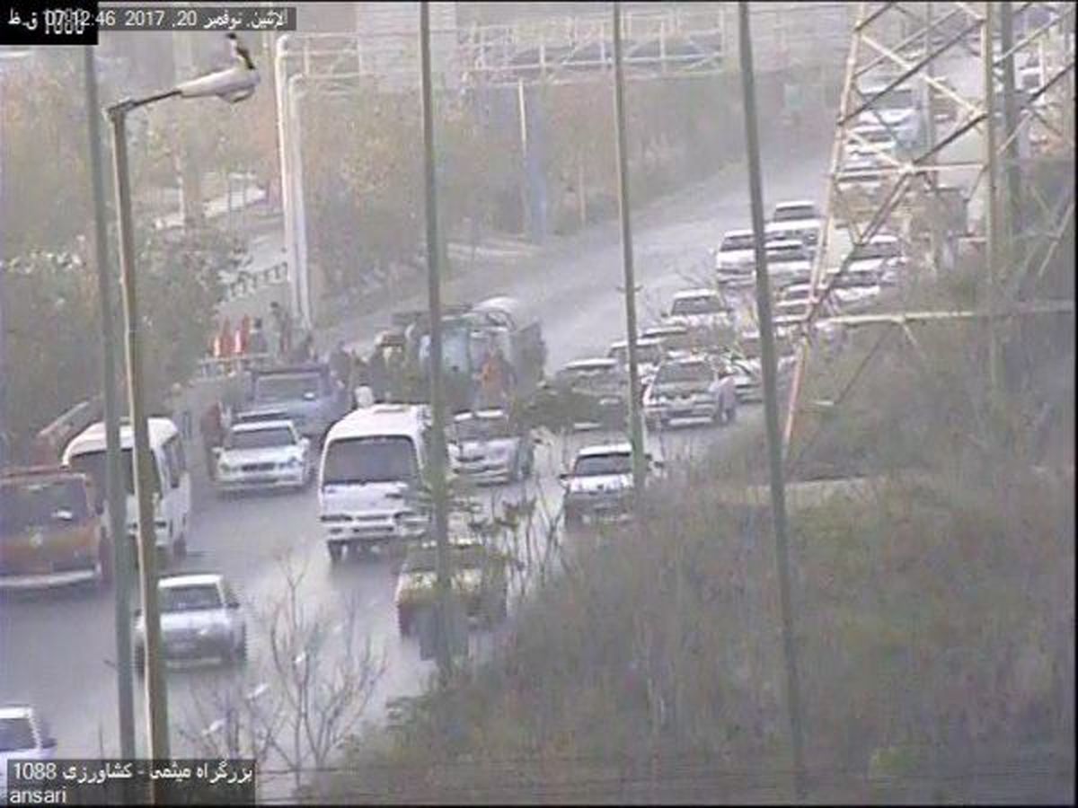 واژگونی کامیون در بزرگراه شهید میثمی اصفهان + عکس