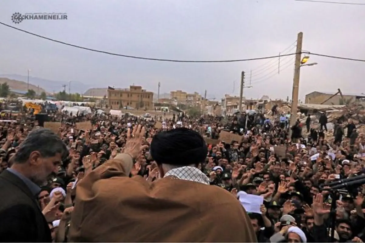 تصاویر رهبر انقلاب در بین مردم داغدار زلزله‌زده سر پل ذهاب