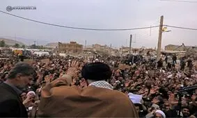 تصاویر رهبر انقلاب در بین مردم داغدار زلزله‌زده سر پل ذهاب