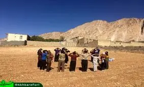 یک روحانی در حال بازی با کودکان زلزله‌زده روستای زرده دالاهو + عکس