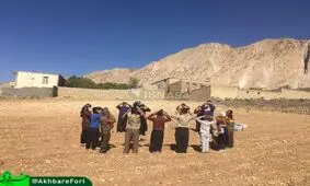 یک روحانی در حال بازی با کودکان زلزله‌زده روستای زرده دالاهو + عکس