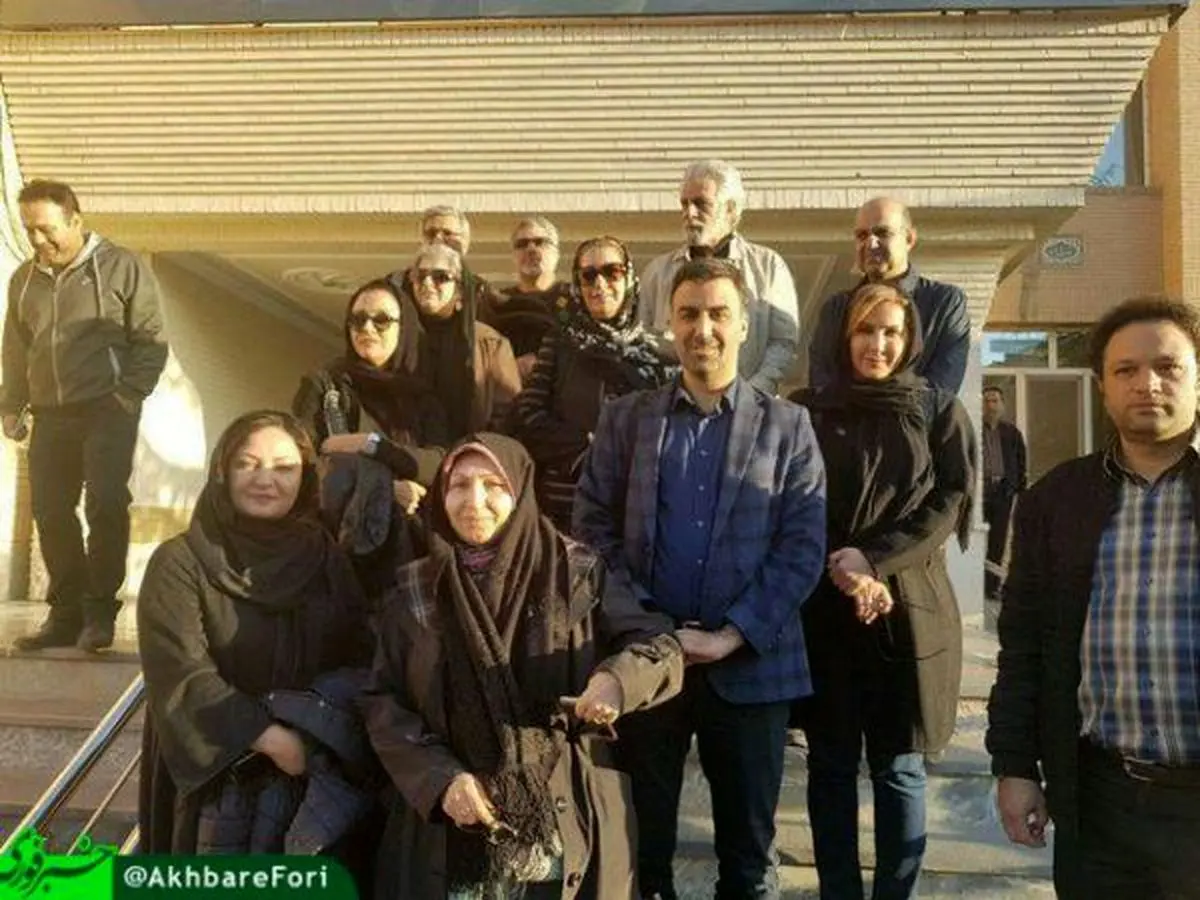 کاروان دوم سینماگران صبح امروز برای همدردی با زلزله‌زدگان وارد کرمانشاه شد + عکس