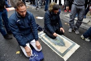فرانسه از نماز خواندن مسلمانان در خیابان جلوگیری می‌کند
