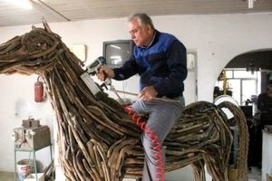 اسبهای چوبینی که رام دستان یک هنرمند می شوند