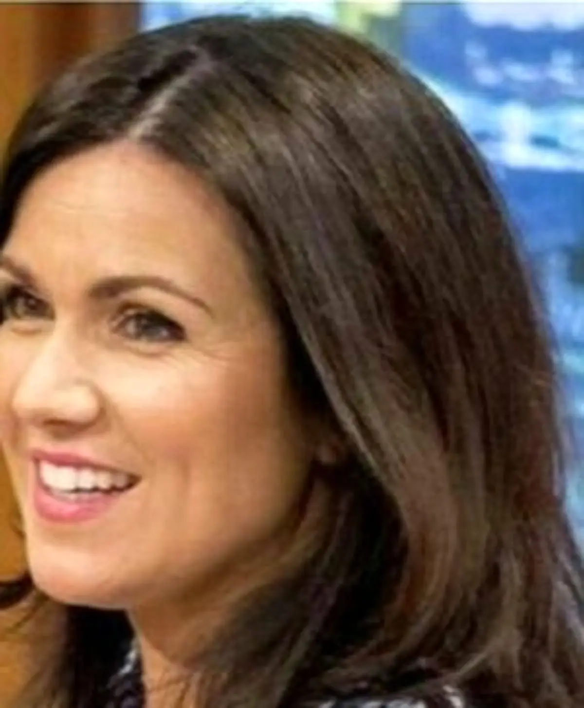 پاره شدن لباس مجری زن در پخش زنده اخبار کار دستش داد