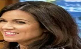 پاره شدن لباس مجری زن در پخش زنده اخبار کار دستش داد