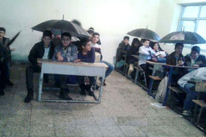 دانش آموزان لرستانی با چتر سر کلاس می روند