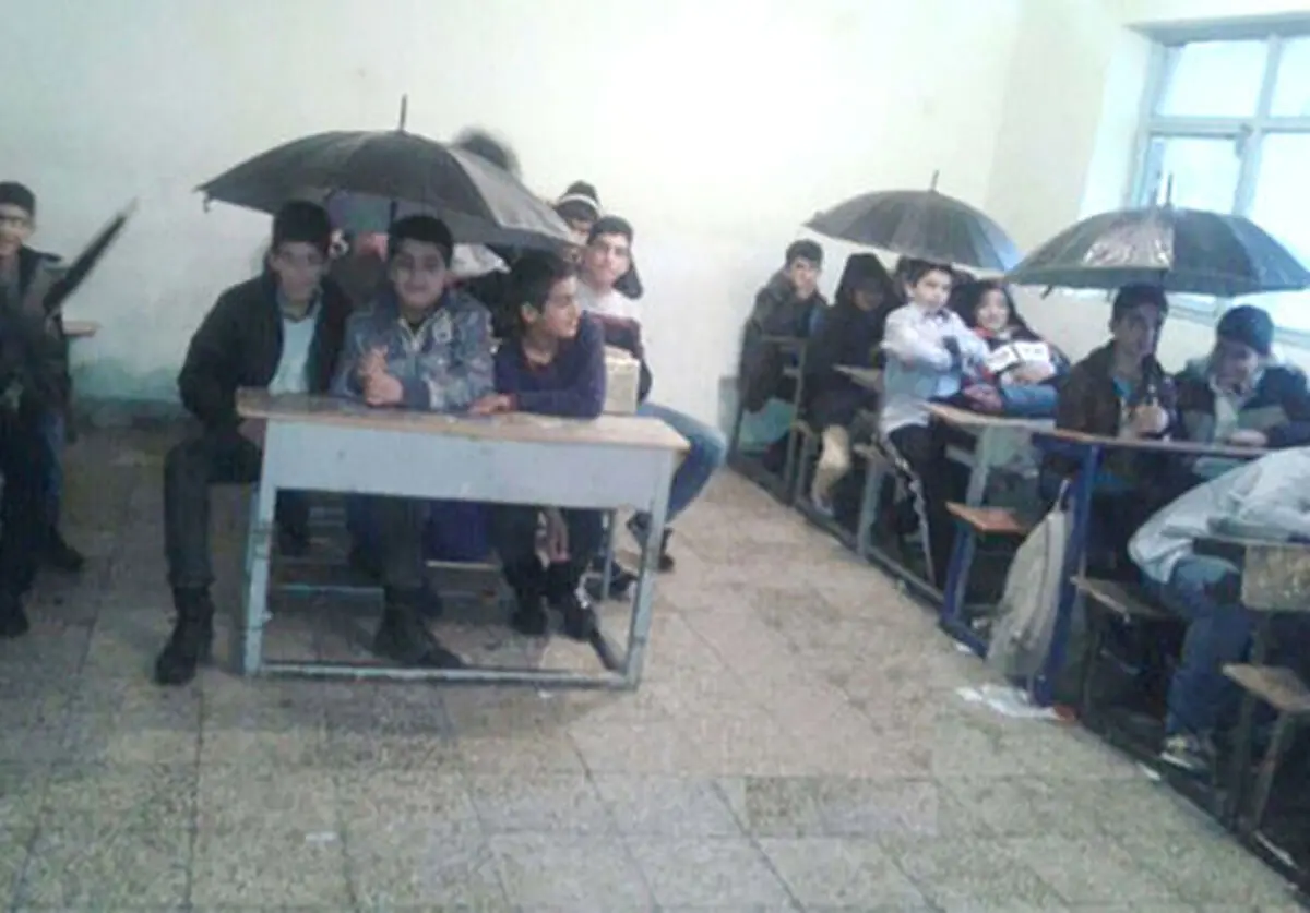 دانش آموزان لرستانی با چتر سر کلاس می روند