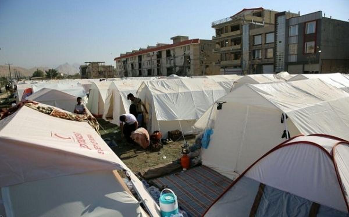 زلزله‌زدگان هنوز در چادر‌ها اسکان دارند/ استقرار ۲۰۰ کانکس در مناطق زلزله زده