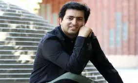 رهبر گروه آوازی تهران، تنال را به روی صحنه می برد