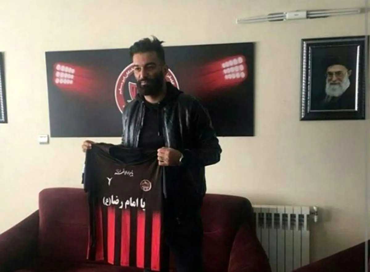 مدافع استقلالی با مشکی‌پوشان قرارداد بست