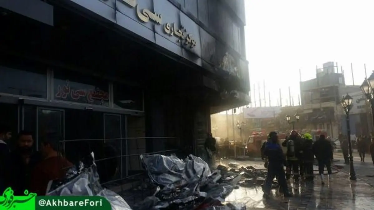 تلاش آتش‌نشانان برای خاموش‌ کردن آتش در هتل سی‌ نور مشهد