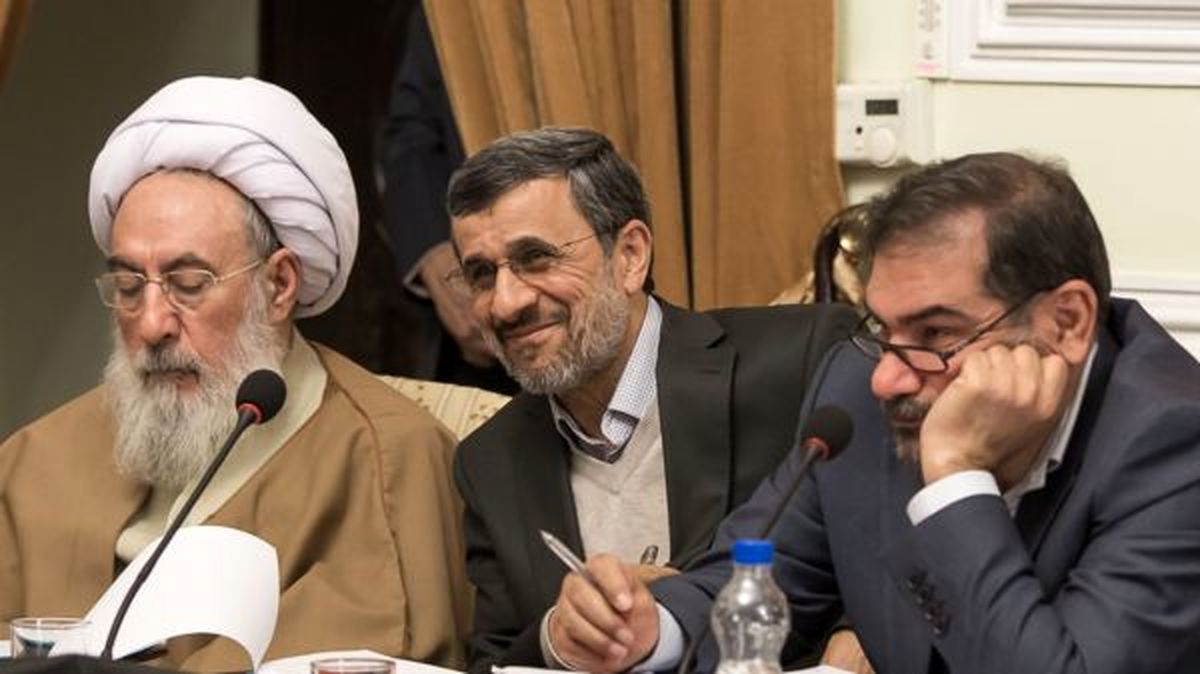 خنده احمدی‌نژاد در جلسه مجمع تشخیص به چه دلیل بود؟