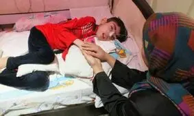 ماجرای کودکی که از ۵سالگی با بیماری نادری دست و پنجه نرم می‌کند