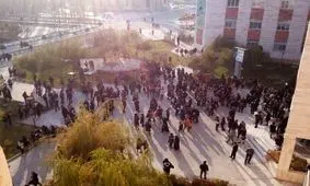 خروج دانشجویان دانشگاه آزاد ارومیه به بیرون از ساختمان بعد از وقوع زلزله