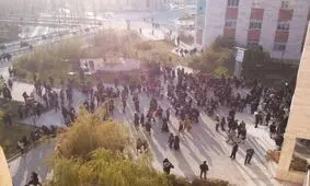 خروج دانشجویان دانشگاه آزاد ارومیه به بیرون از ساختمان بعد از وقوع زلزله
