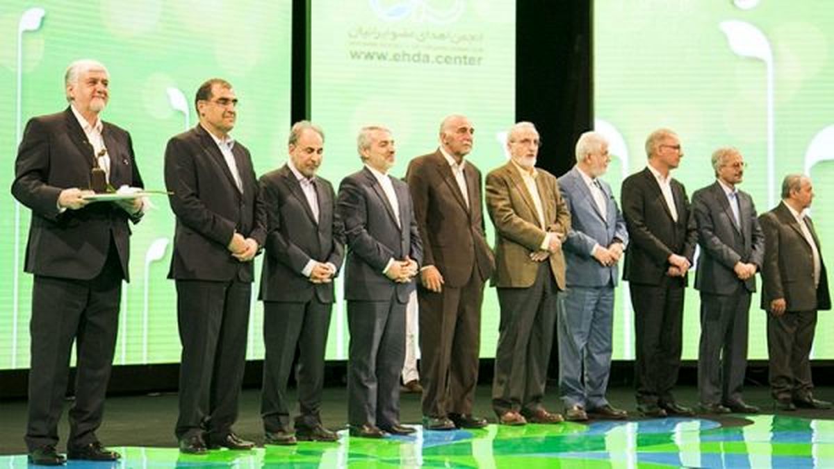 اهدای نشان ویژه حامیان اهدای عضو به مدیرعامل بانکپاسارگاد در جشن نفس