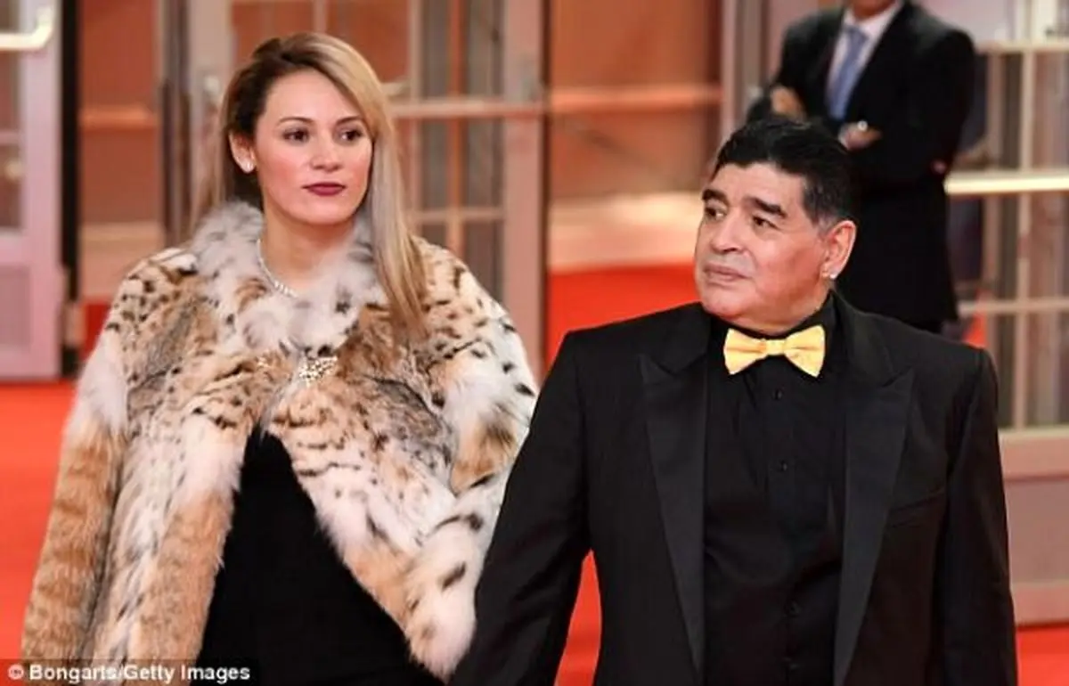 حمله به نامزد مارادونا به خاطر لباس عجیبش+تصاویر