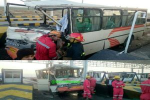 مصدومیت 21 مسافر در تصادف مینی‌بوس با کامیون در مشهد