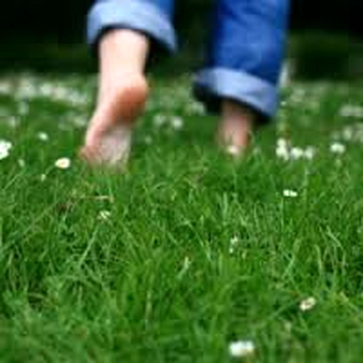 پیادهروی با پای برهنه بر روی چمن خواص درمانی دارد