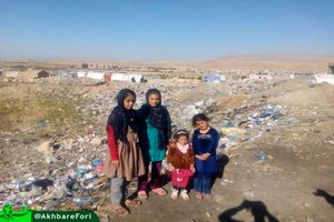 کودکان زلزله‌زده در میان زباله ها