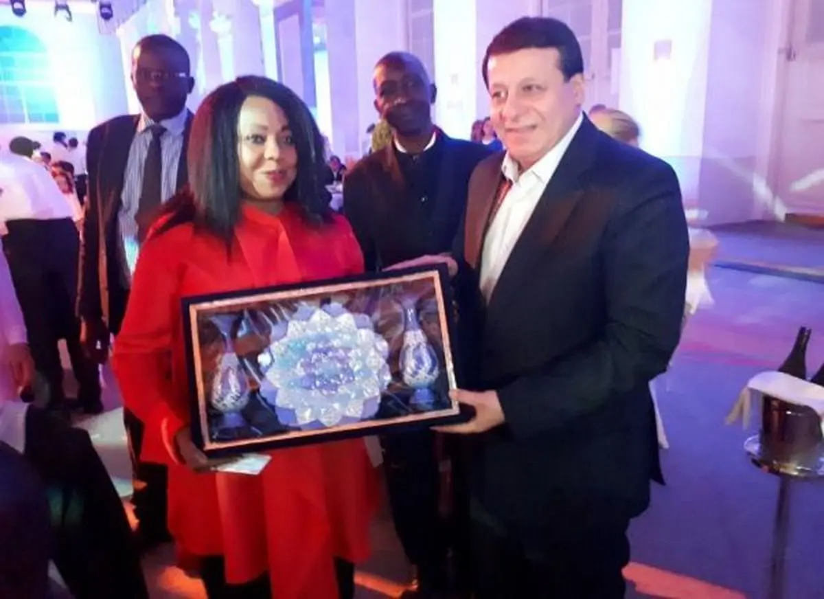 هدایای ویژه ساکت برای رئیس و دبیرکل فیفا + تصایر