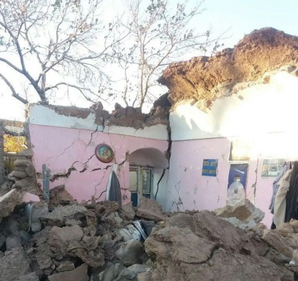 عکس / دانشجویان دانشگاه شهید باهنر کرمان بعد از زلزله