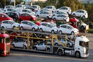 توقف عرضه خودروهای وارداتی؛ اقدام جدید واردکنندگان خودرو برای تحت فشار گذاشتن دولت
