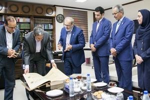 اهدای کتاب نفیس قرآن‌طباخ‌ به‌ استانداری بوشهر، توسط بانک‌پاسارگاد