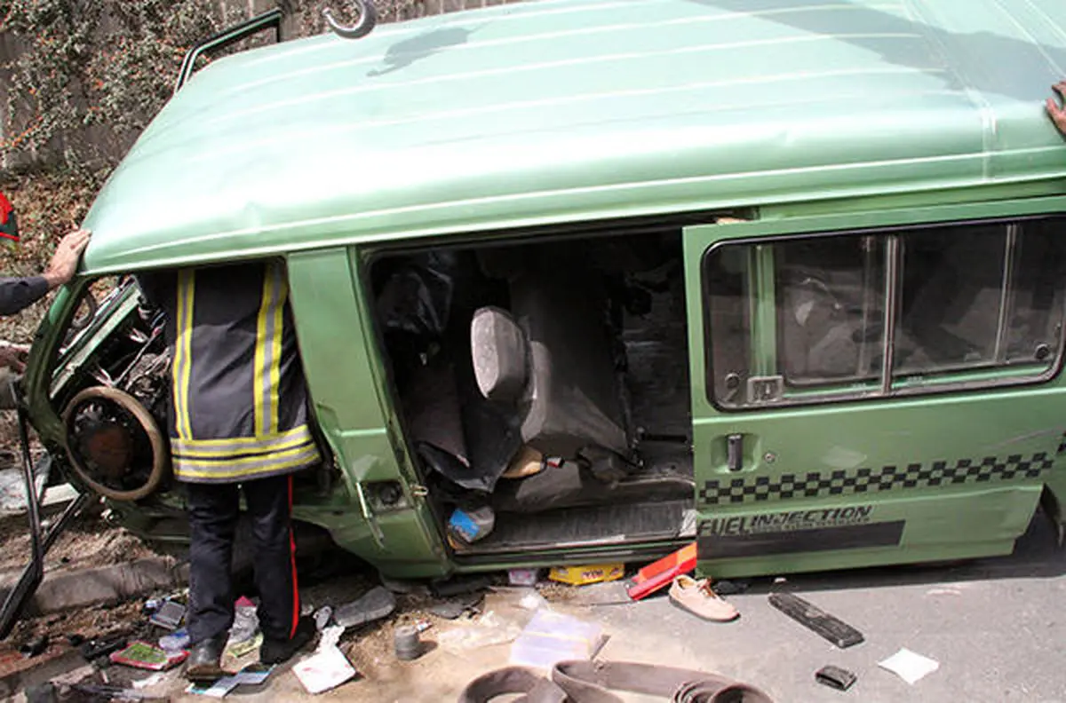 سقوط ون با 14 سرنشین به داخل پرتگاه