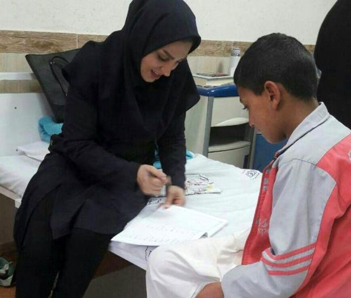 اقدام زیبا و تحسین برانگیز خانم معلم /تدریس در بیمارستان