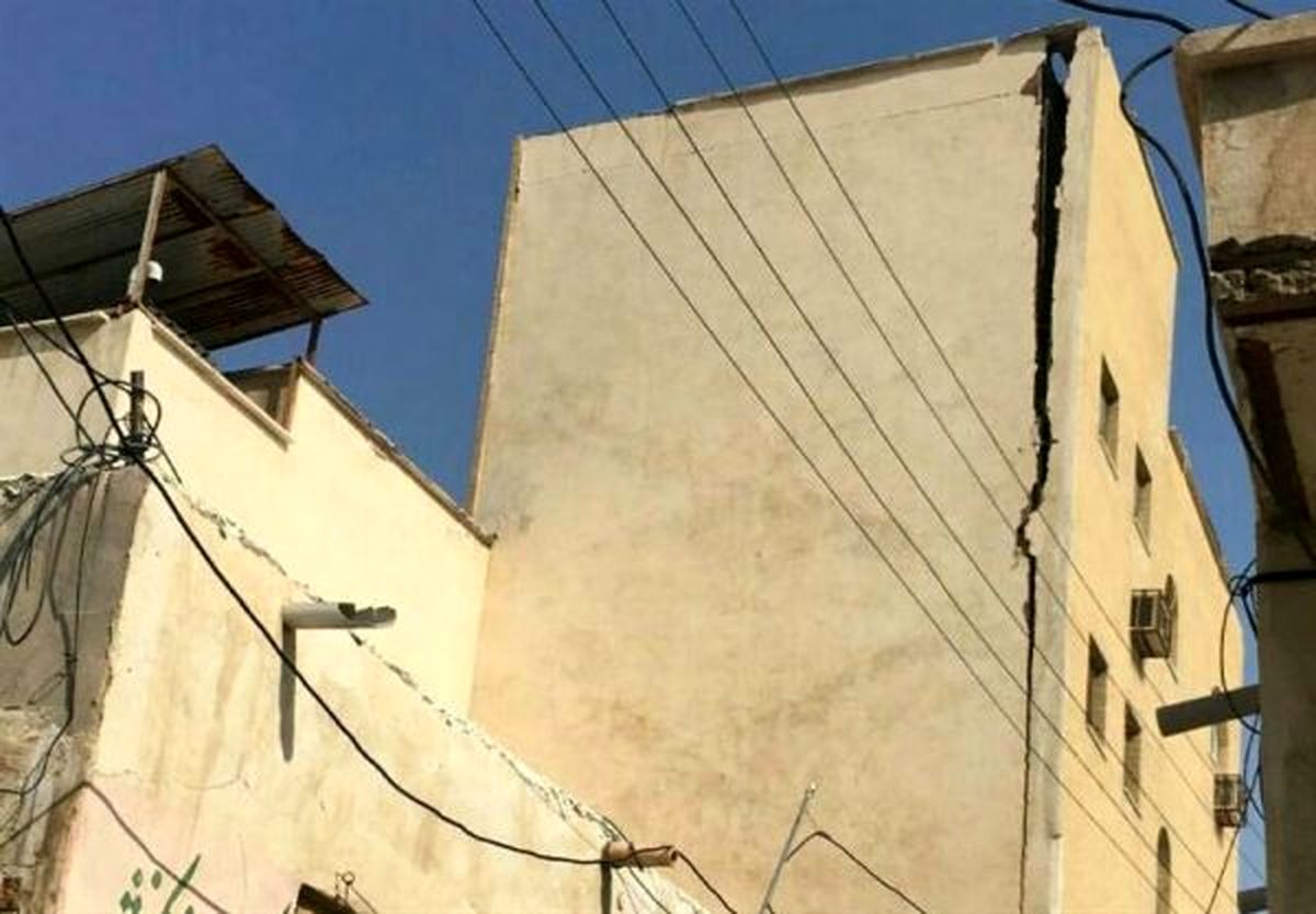 فیلم / تخریب نمای جدا شده بانک سپه دیر بعد از زلزله 4.9 ریشتری