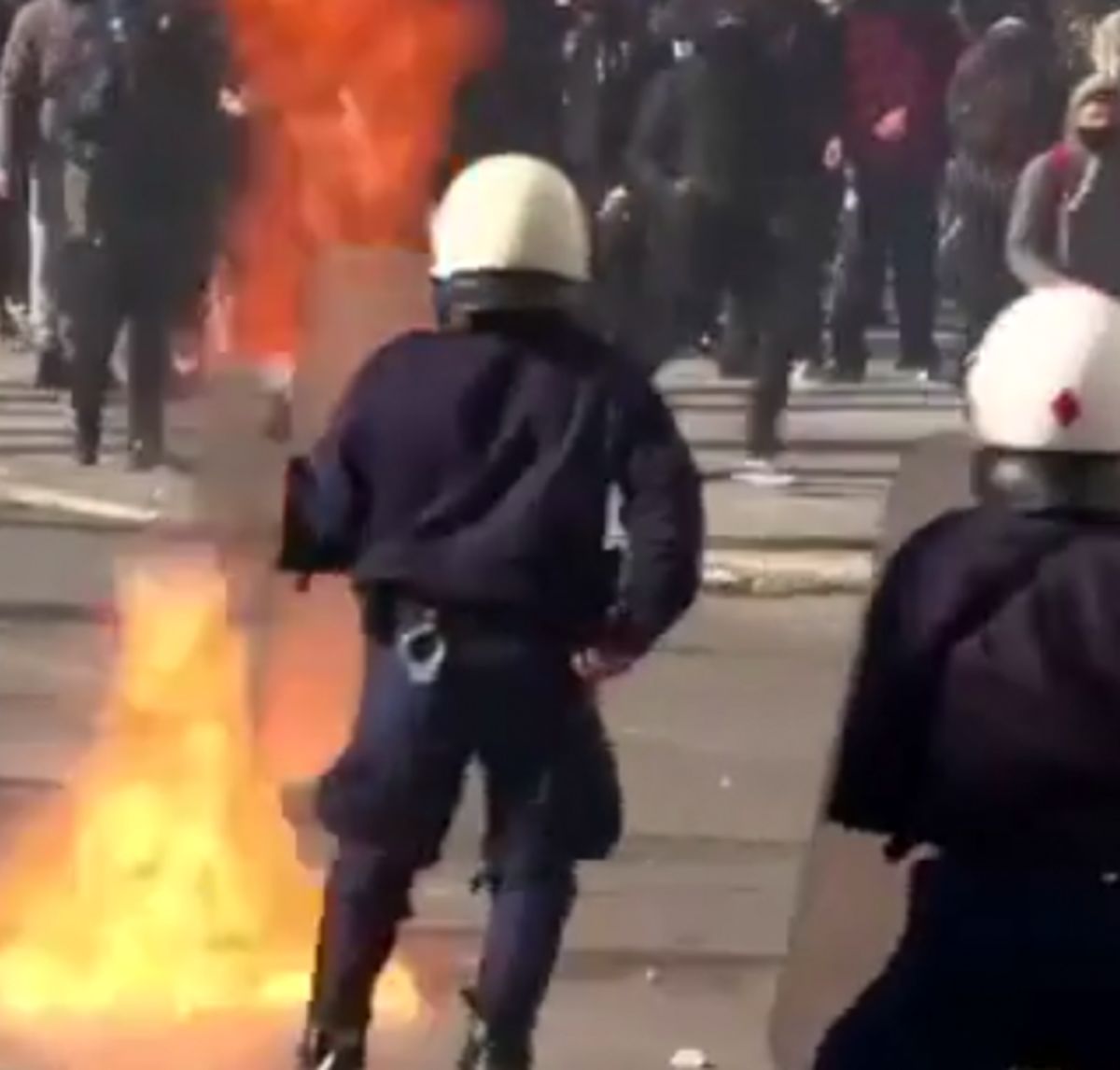 کوکتل مولوتف در برابر گاز اشک آور/ درگیری معترضان یونانی با نیروهای امنیتی/فیلم