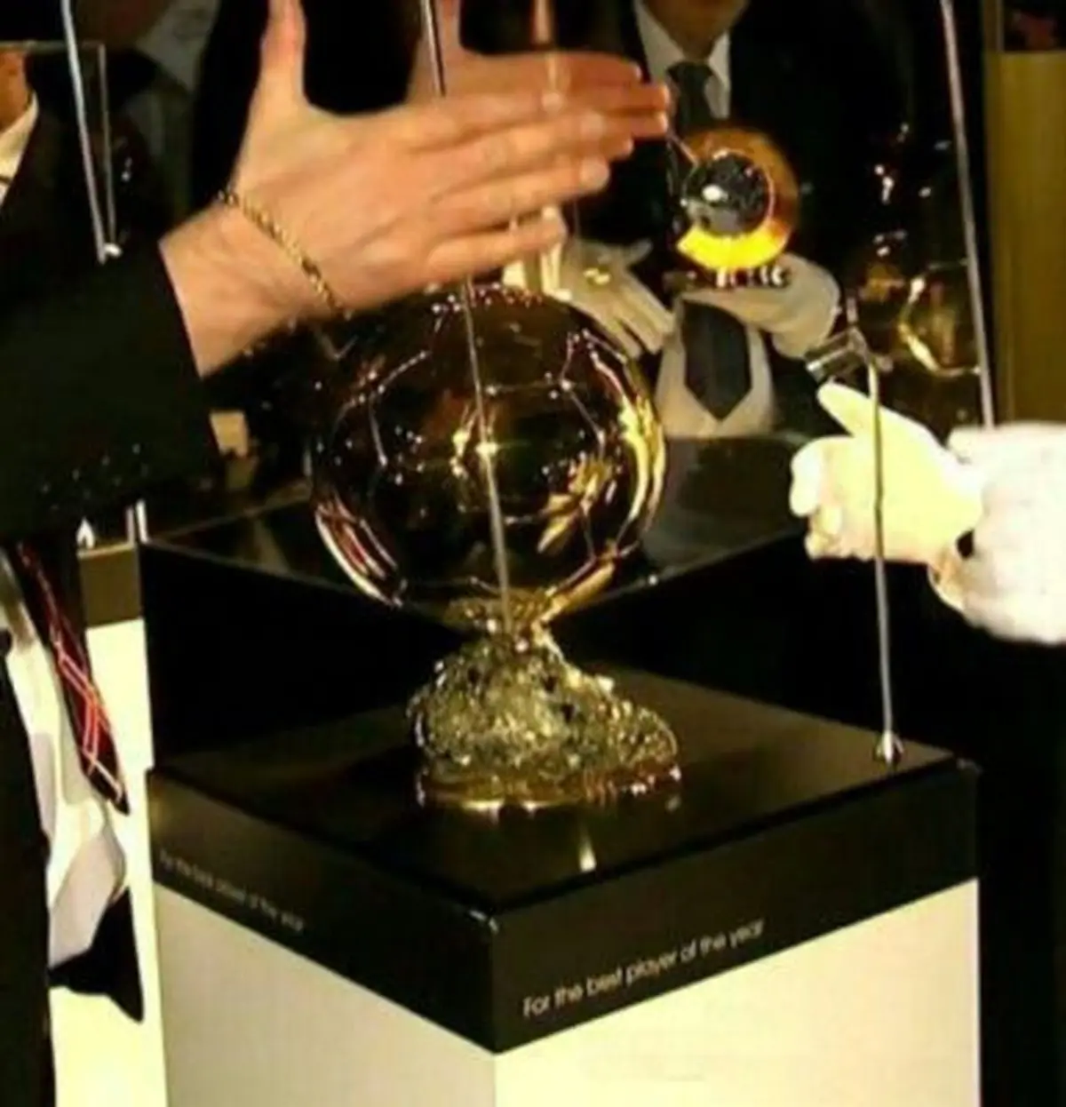 رونمایی از توپ طلای ۲۰۱۷ چند ساعت قبل از مراسم + عکس