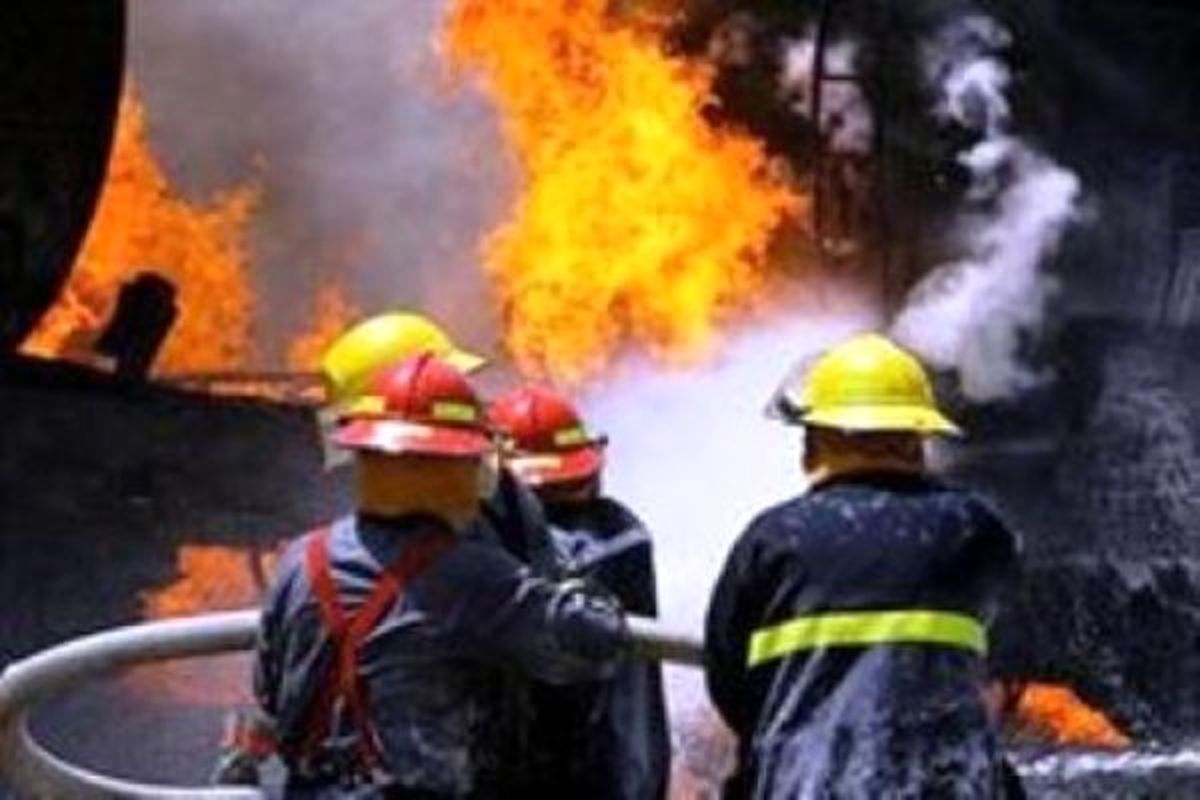 آتش سوزی مهیب در کارخانه پلاستیک خمینی شهر