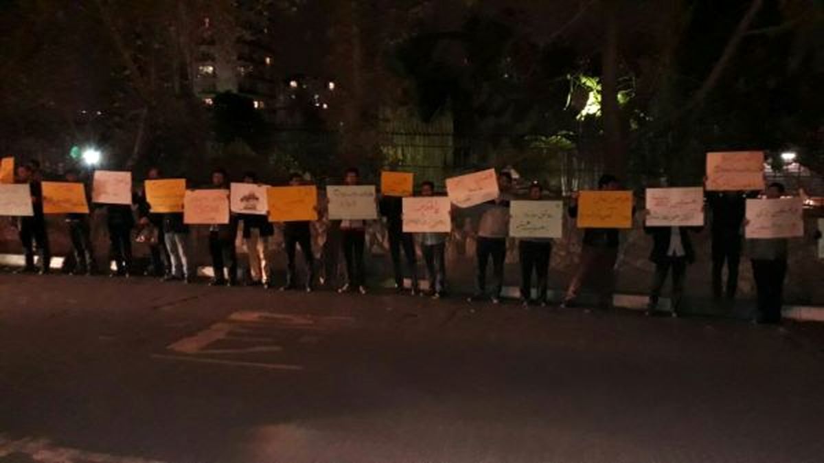 جمعی از دانشجویان دانشگاه های تهران مقابل سفارت سوئیس تجمع کردند