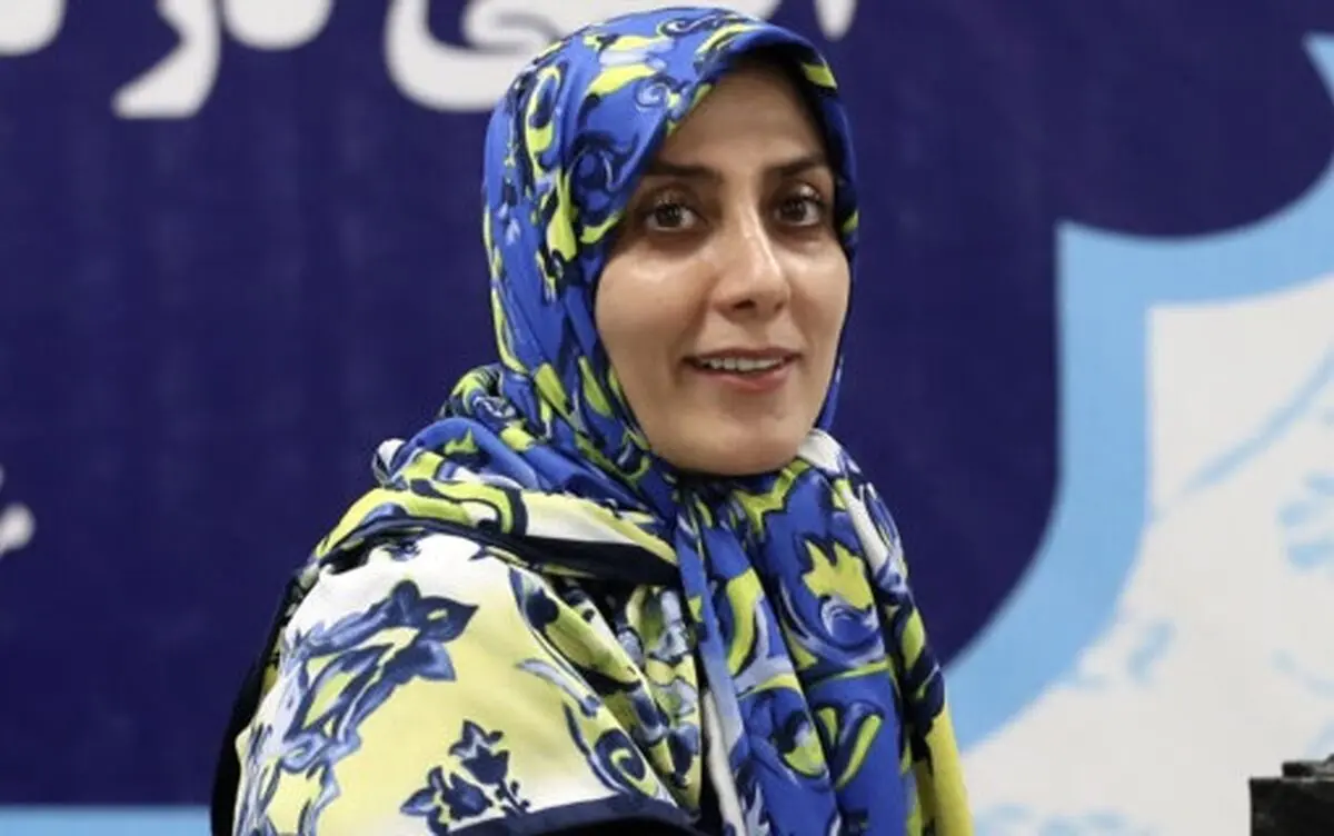 مانتوی خاص حمیده زرآبادی، سخنگوی ستاد پزشکیان هنگام رای دادن/ عکس

