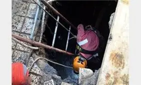 سقوط جوان تهرانی به داخل چاه در وسط خیابان