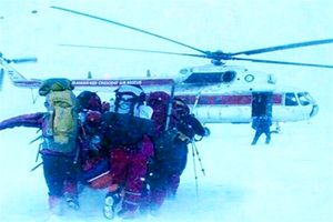 لحظه پیدا شدن کوهنوردان گرفتار بهمن در اشترانکوه