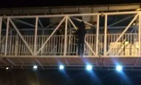 فیلم/خودکشی از پل عابر پیاده