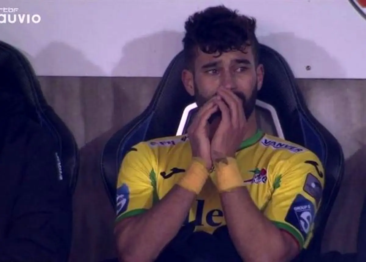 مدافع تیم ملی بعد از اشتباه فاحش روی نیمکت گریه کرد+عکس